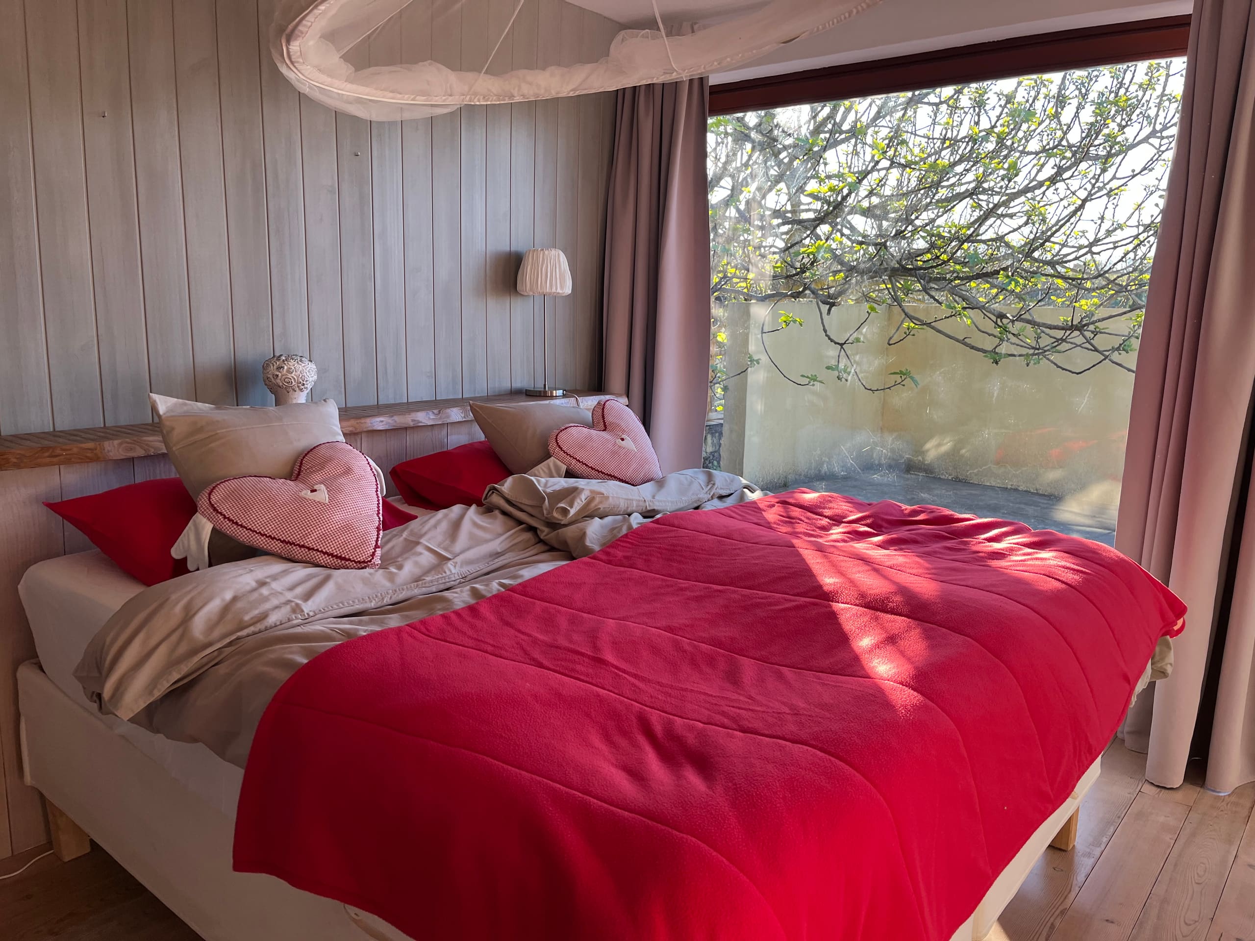 Schlafzimmer mit roter Wand.