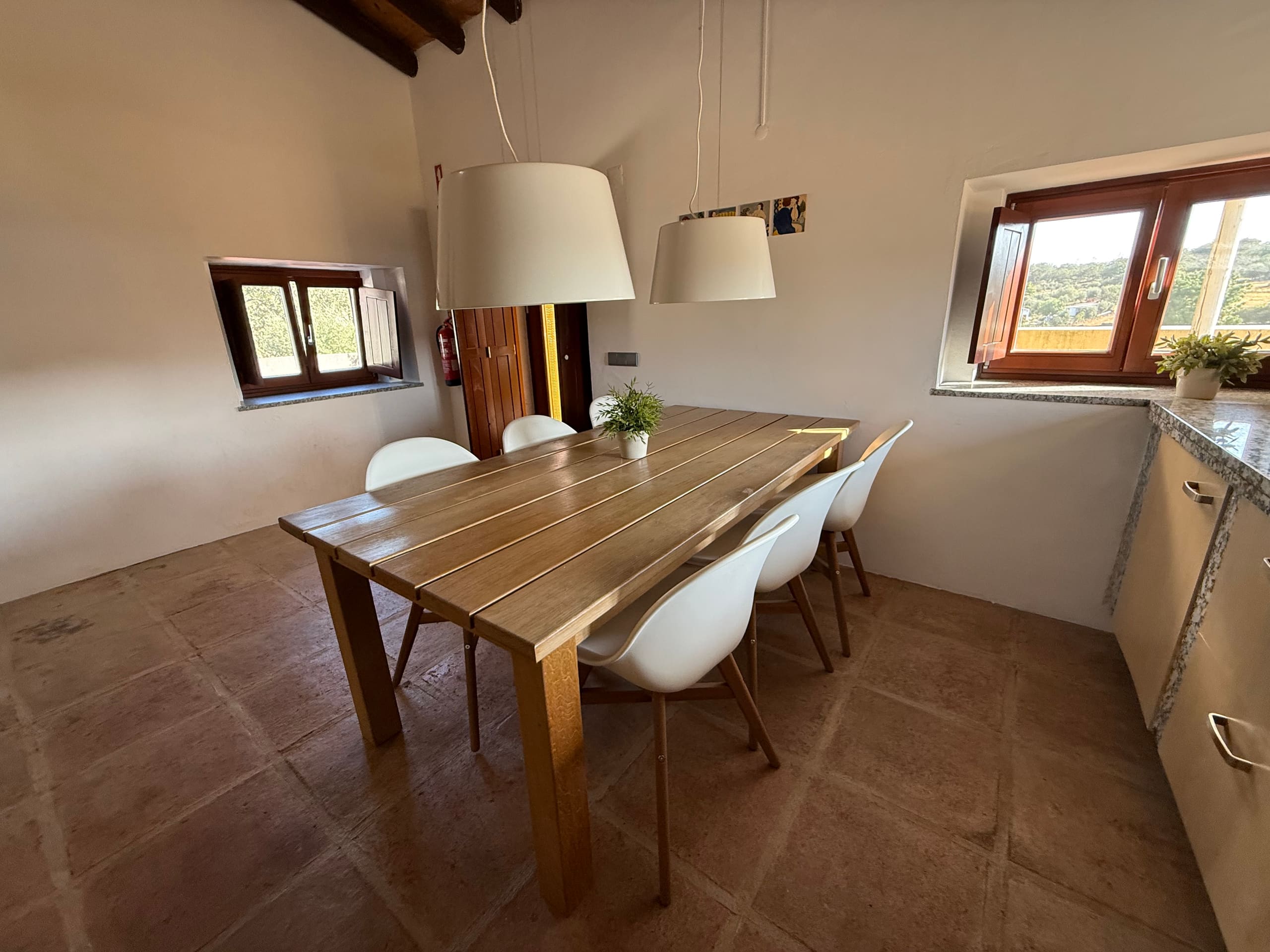 Esstisch mit sechs Stühlen am Fenster in der Casa Grande.
