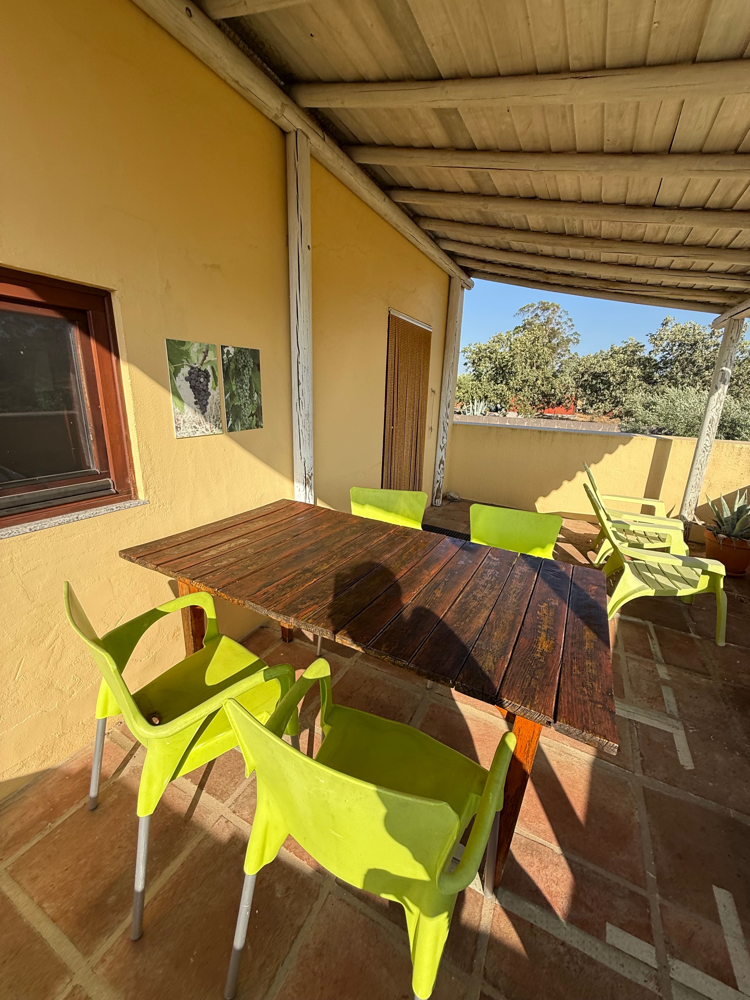 Der Tisch auf der Terrasse der Casa Grande im tiefstehenden Nachmittagslicht.