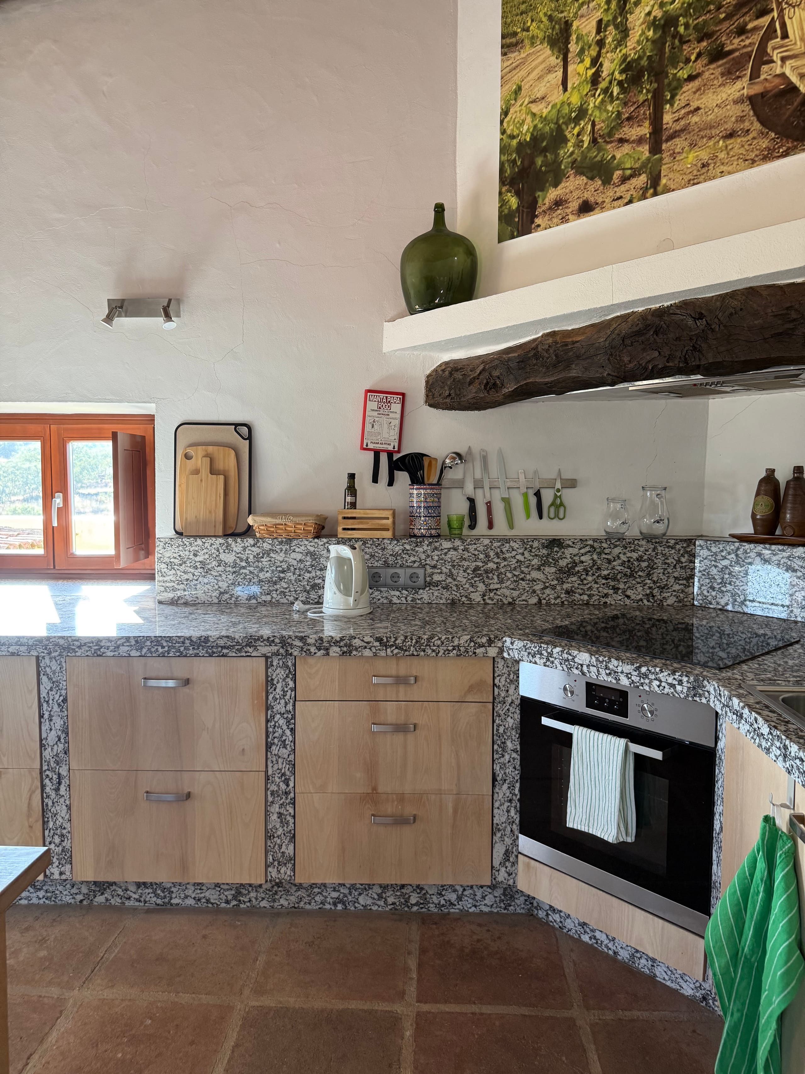 Küchenzeile der Casa Grande mit Backofen, Kochfeld und Granitarbeitsplatte.