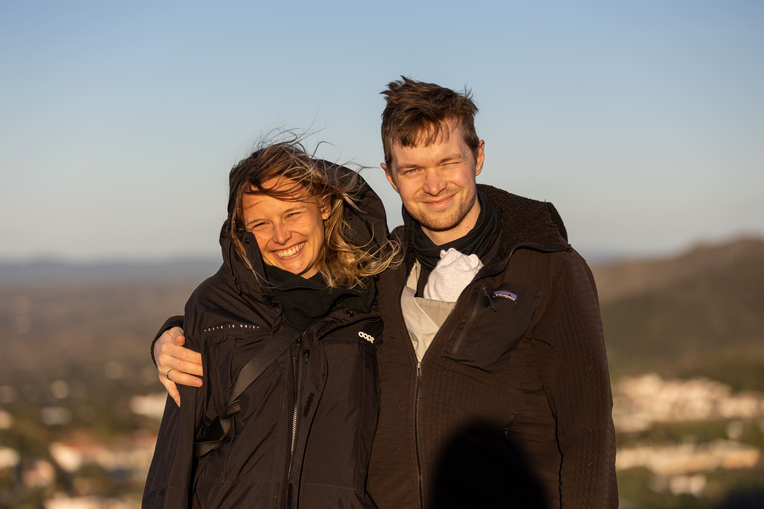 Max und Pia auf dem Hof.