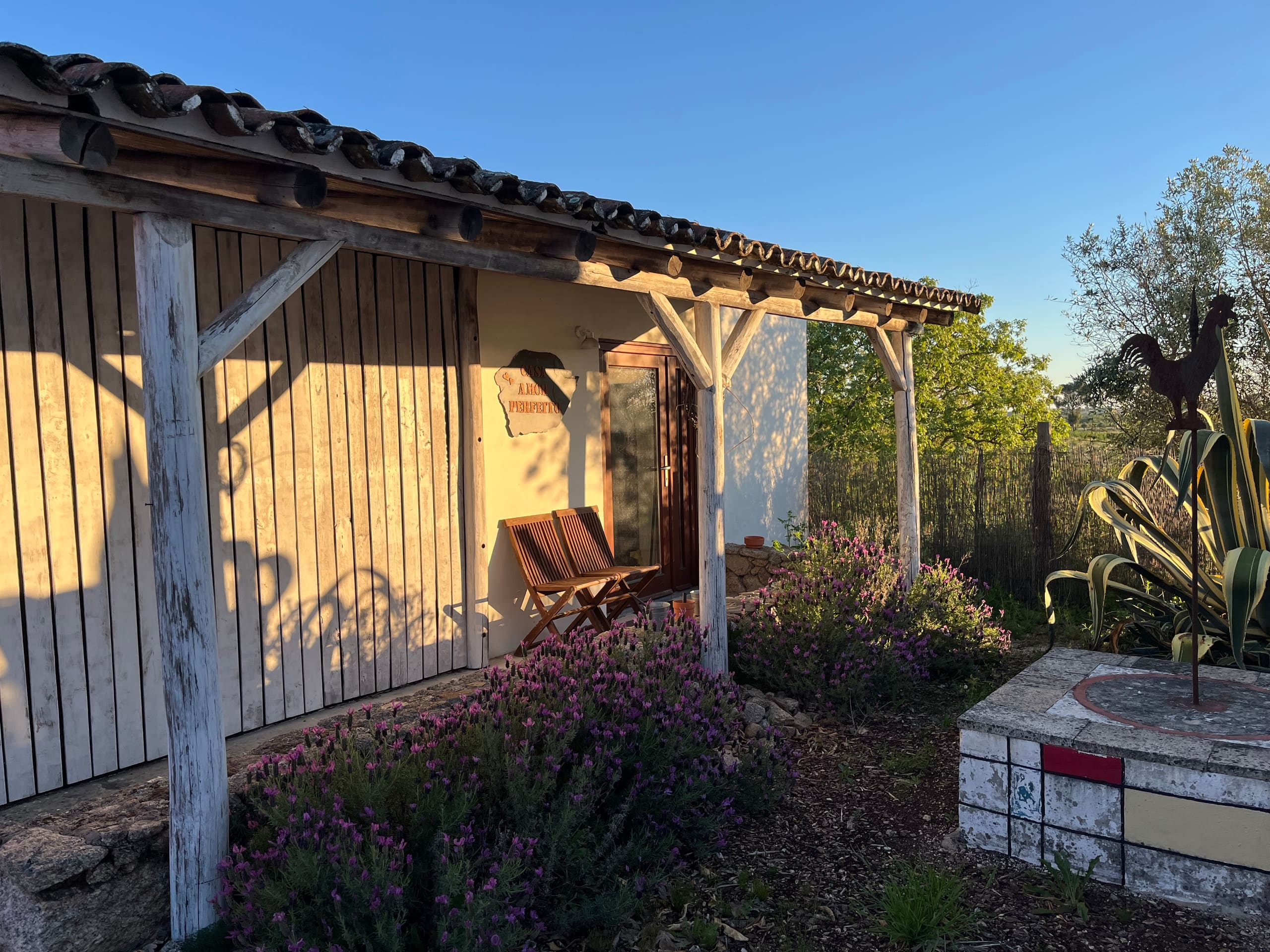 Das Ferienhäuschen Casa Amor Perfeito von außen.