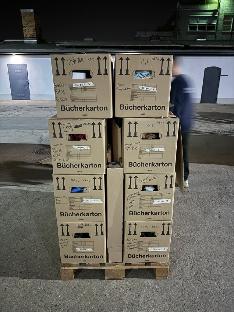 Gestapelte Umzugskartons.