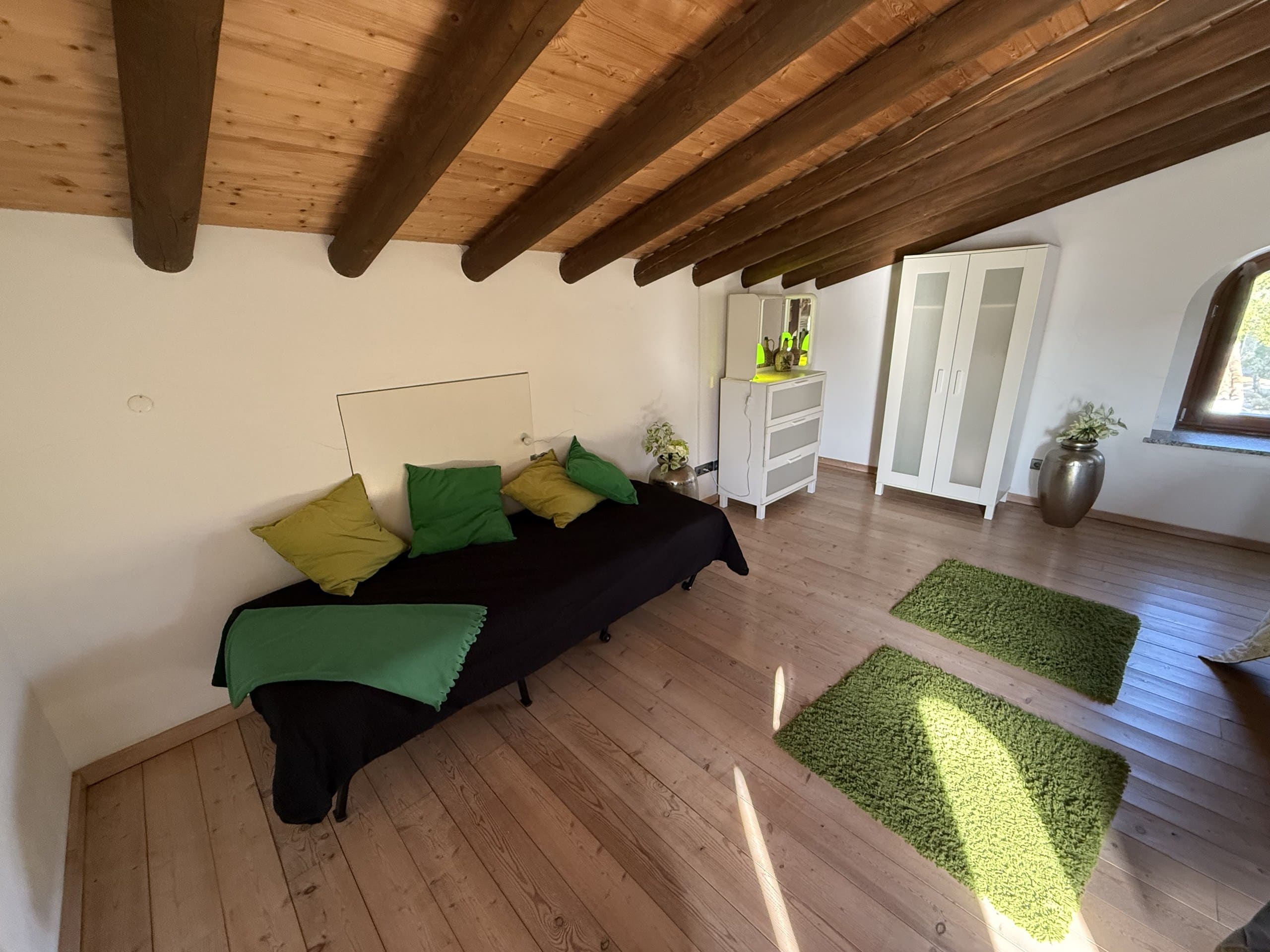 Zusatzbett mit Kleiderschrank und Kommode im Dachgeschoss der Casa Grande.