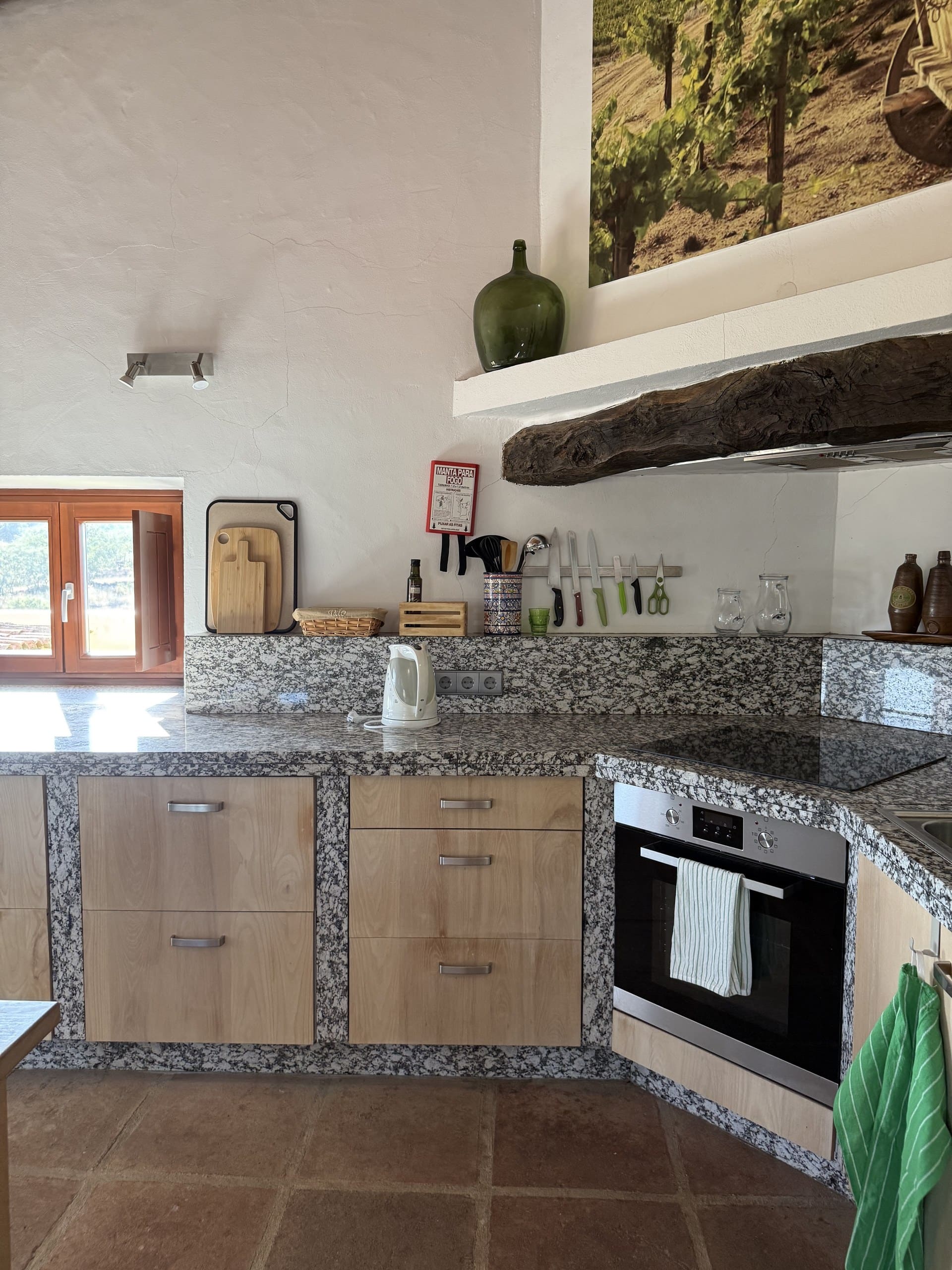 Küchenzeile der Casa Grande mit Backofen, Kochfeld und Granitarbeitsplatte.