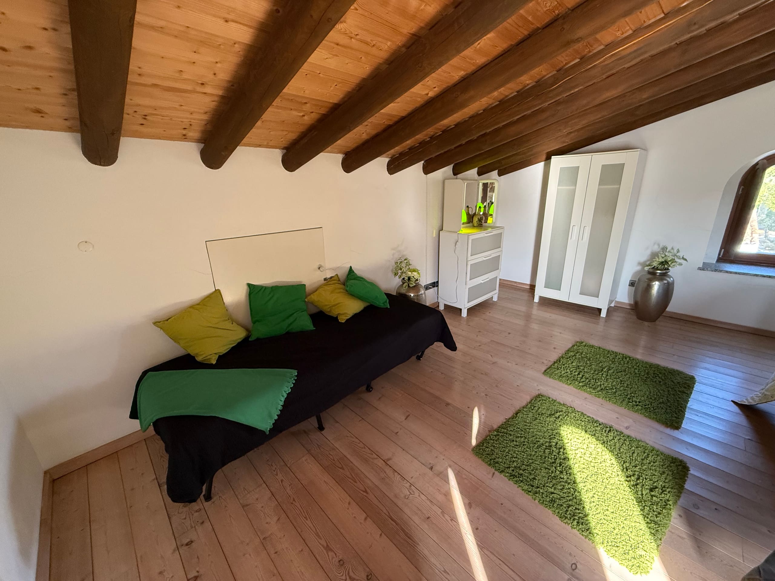 Zusatzbett mit Kleiderschrank und Kommode im Dachgeschoss der Casa Grande.