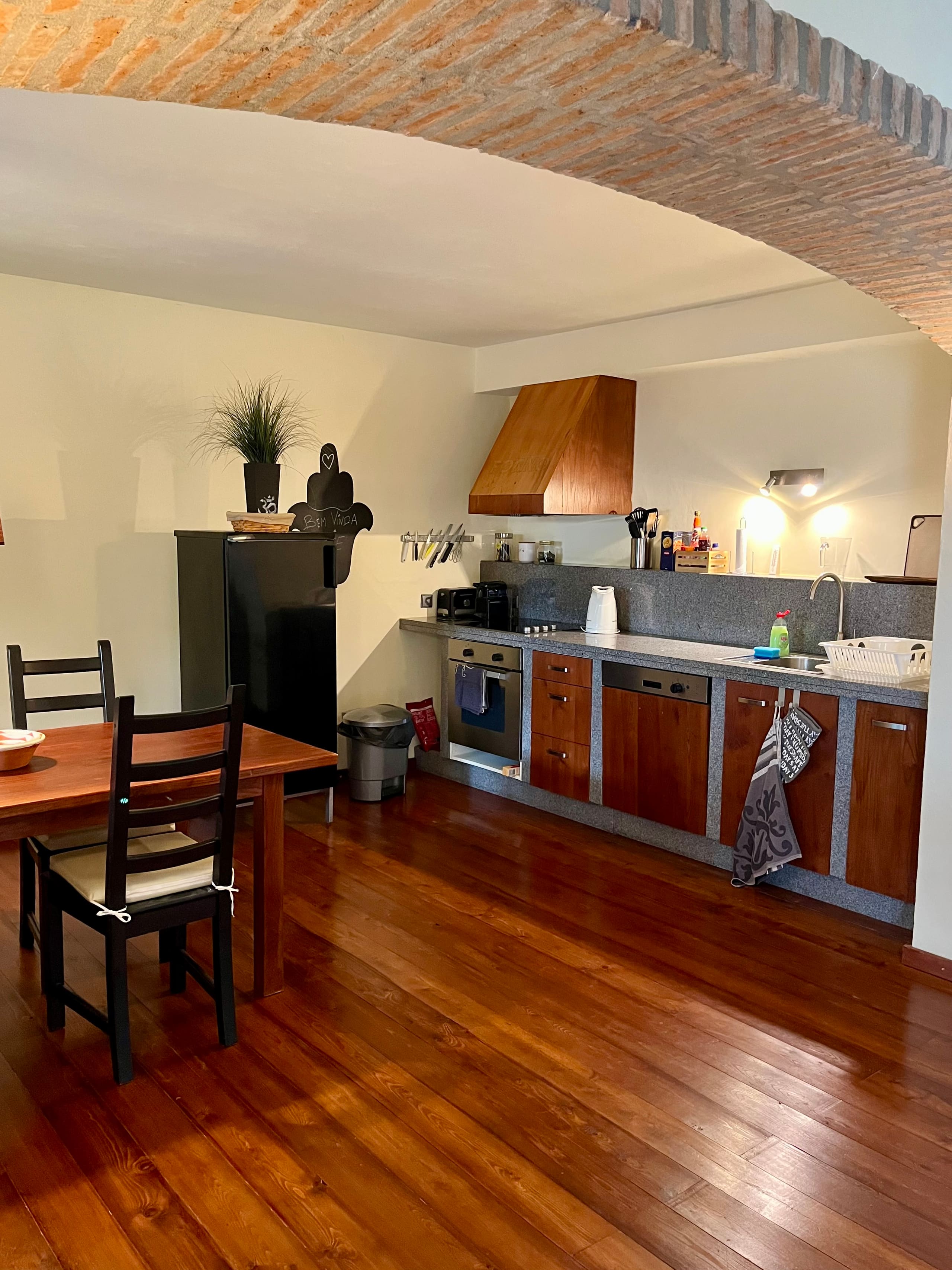 Küchenzeile der Casa Hridaya unter dem Ziegelgewölbe, mit Herd, Backofen und Spüle.