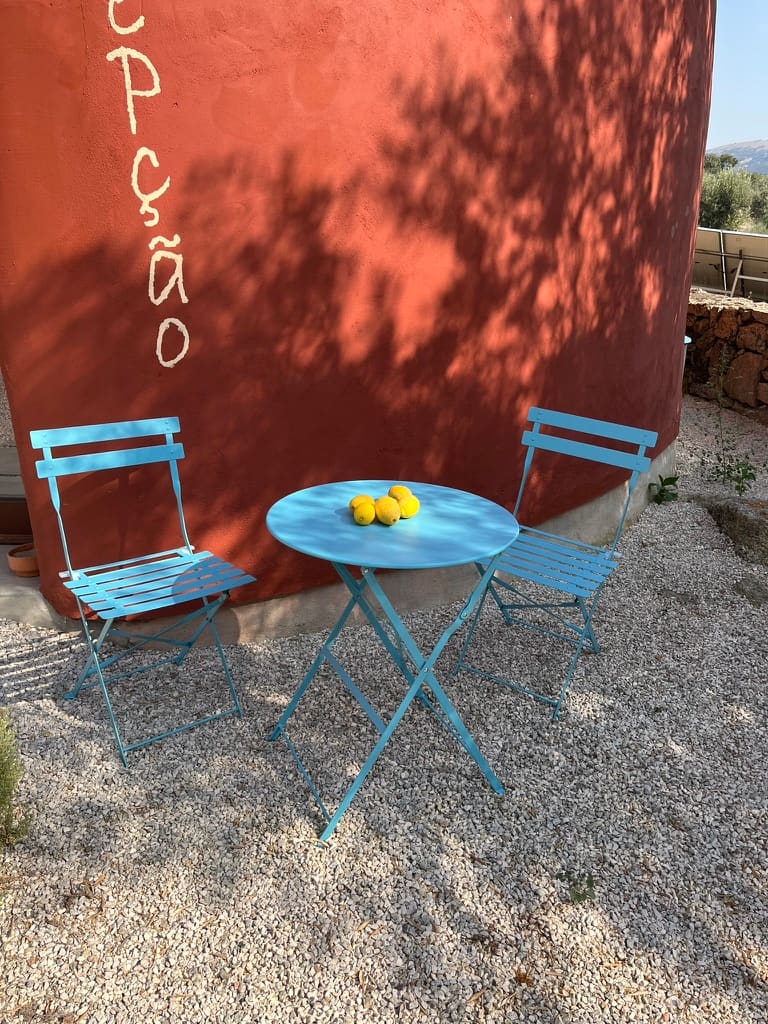 Tisch im Empfangsbereich.