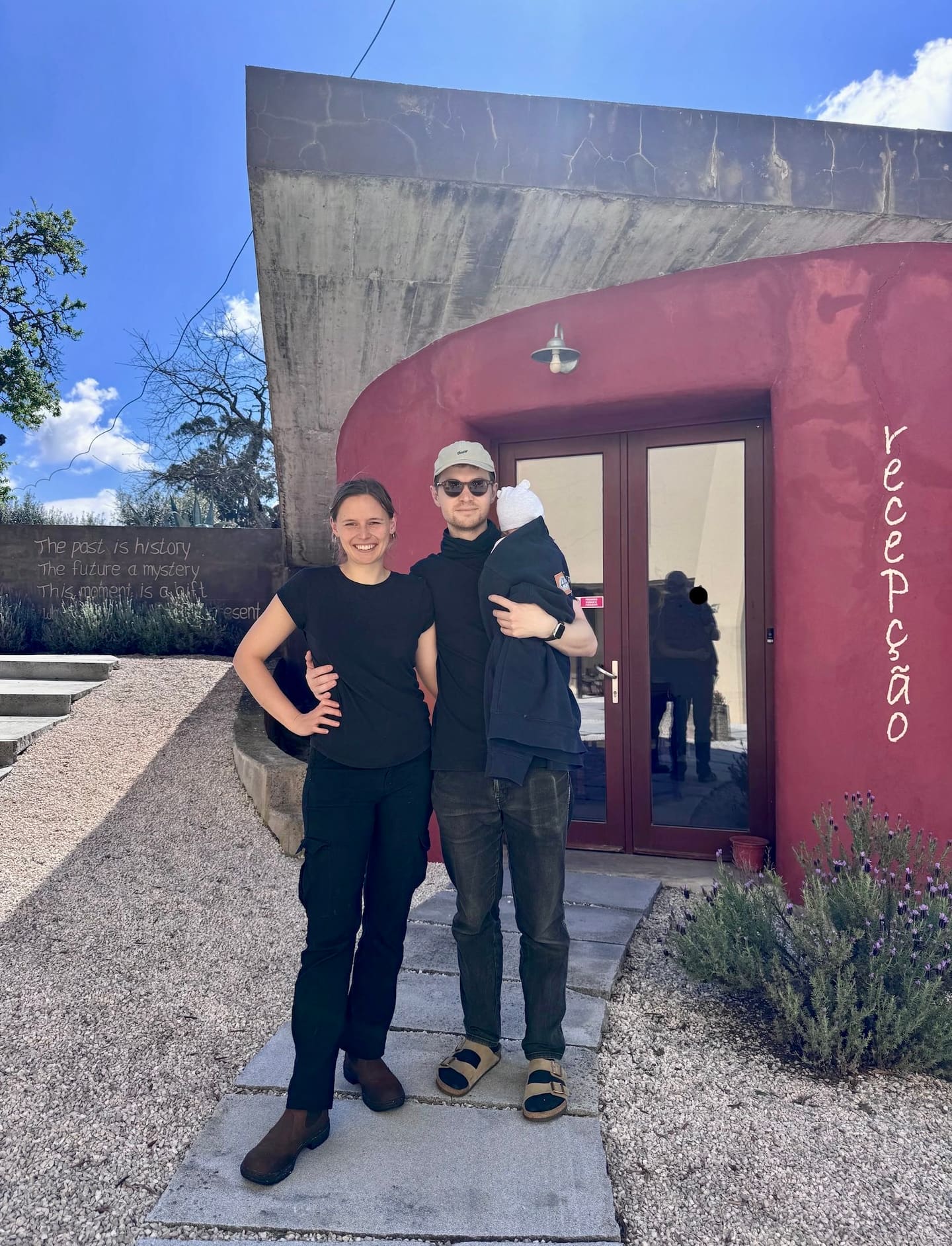 Max und Pia mit ihren Kindern auf dem Hof.