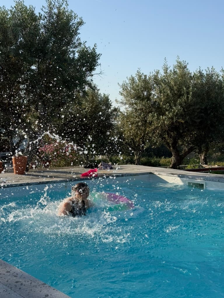 Kinder planschen im Pool.