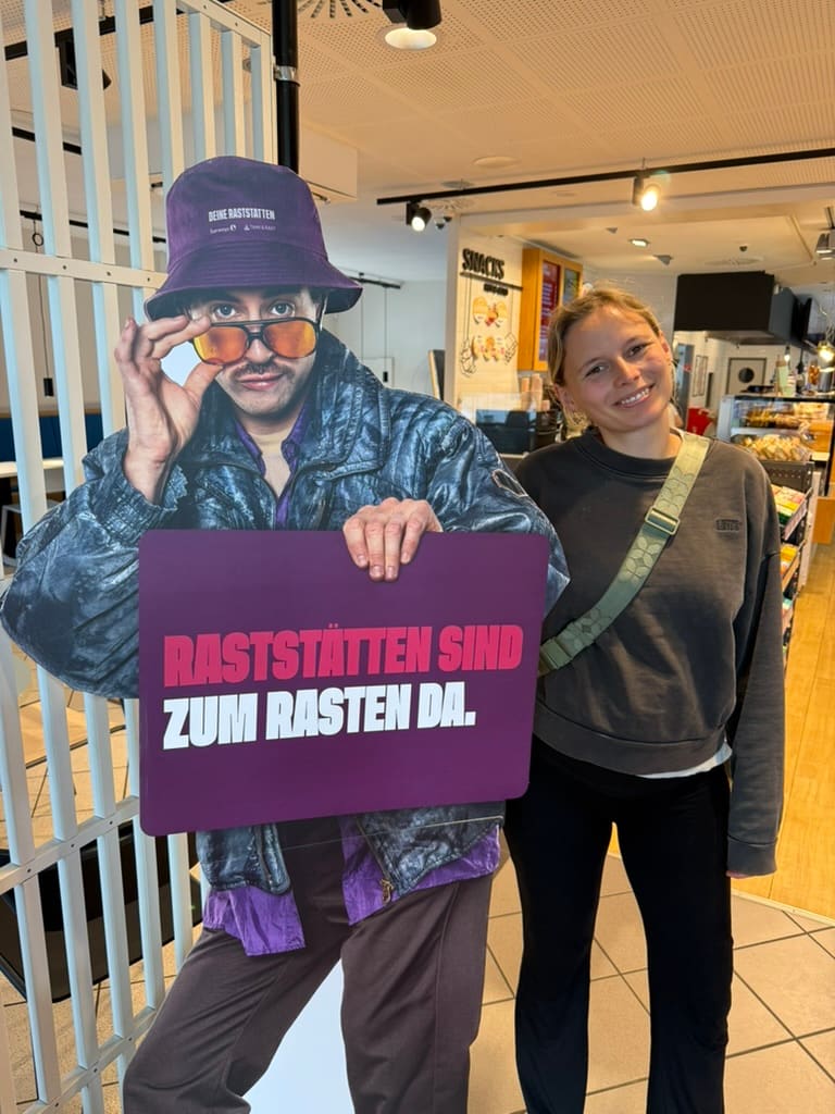 Pause an einer Raststätte auf der Fahrt.