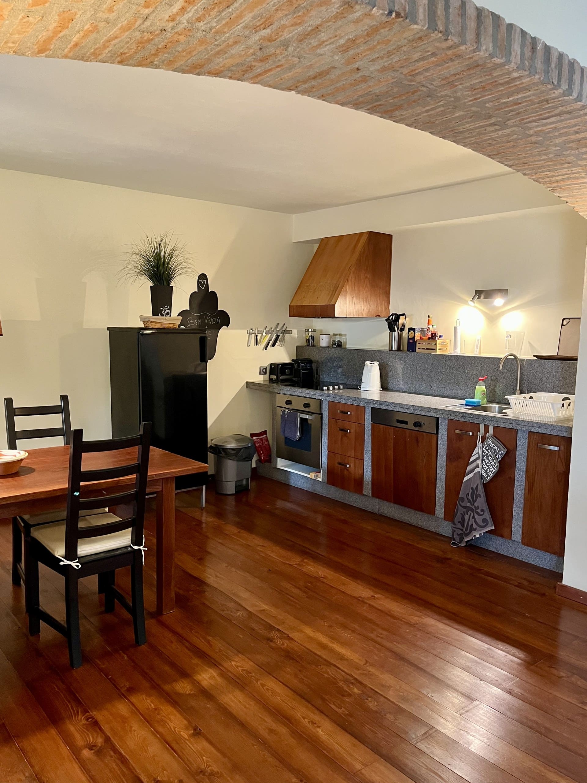 Küchenzeile der Casa Hridaya unter dem Ziegelgewölbe, mit Herd, Backofen und Spüle.