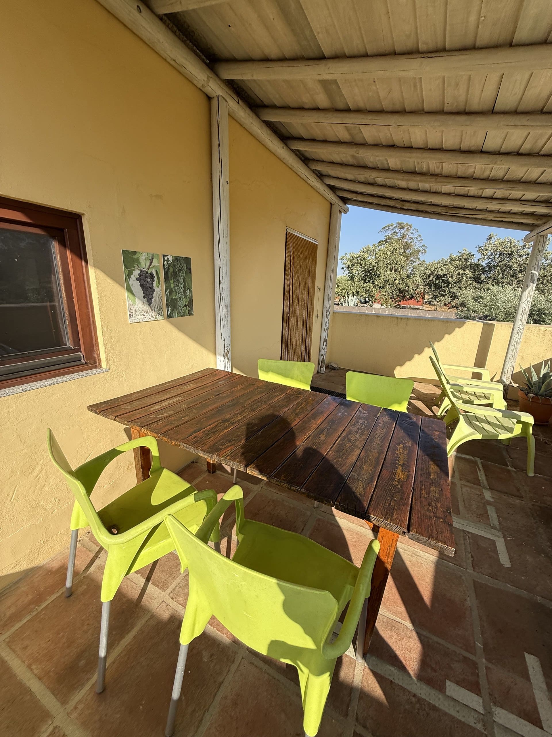 Der Tisch auf der Terrasse der Casa Grande im tiefstehenden Nachmittagslicht.