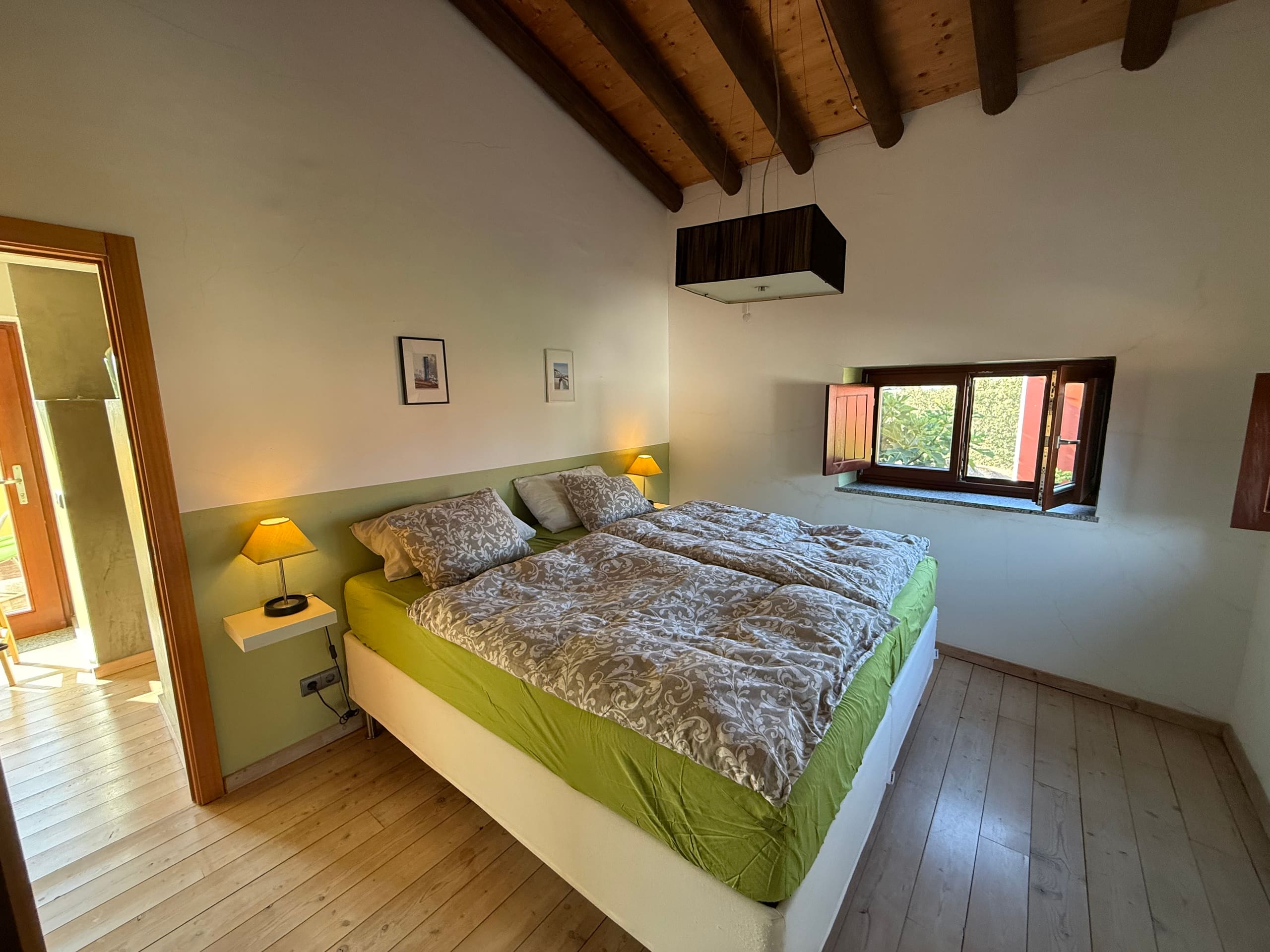 Schlafzimmer mit grüner Wand in der Casa Grande.