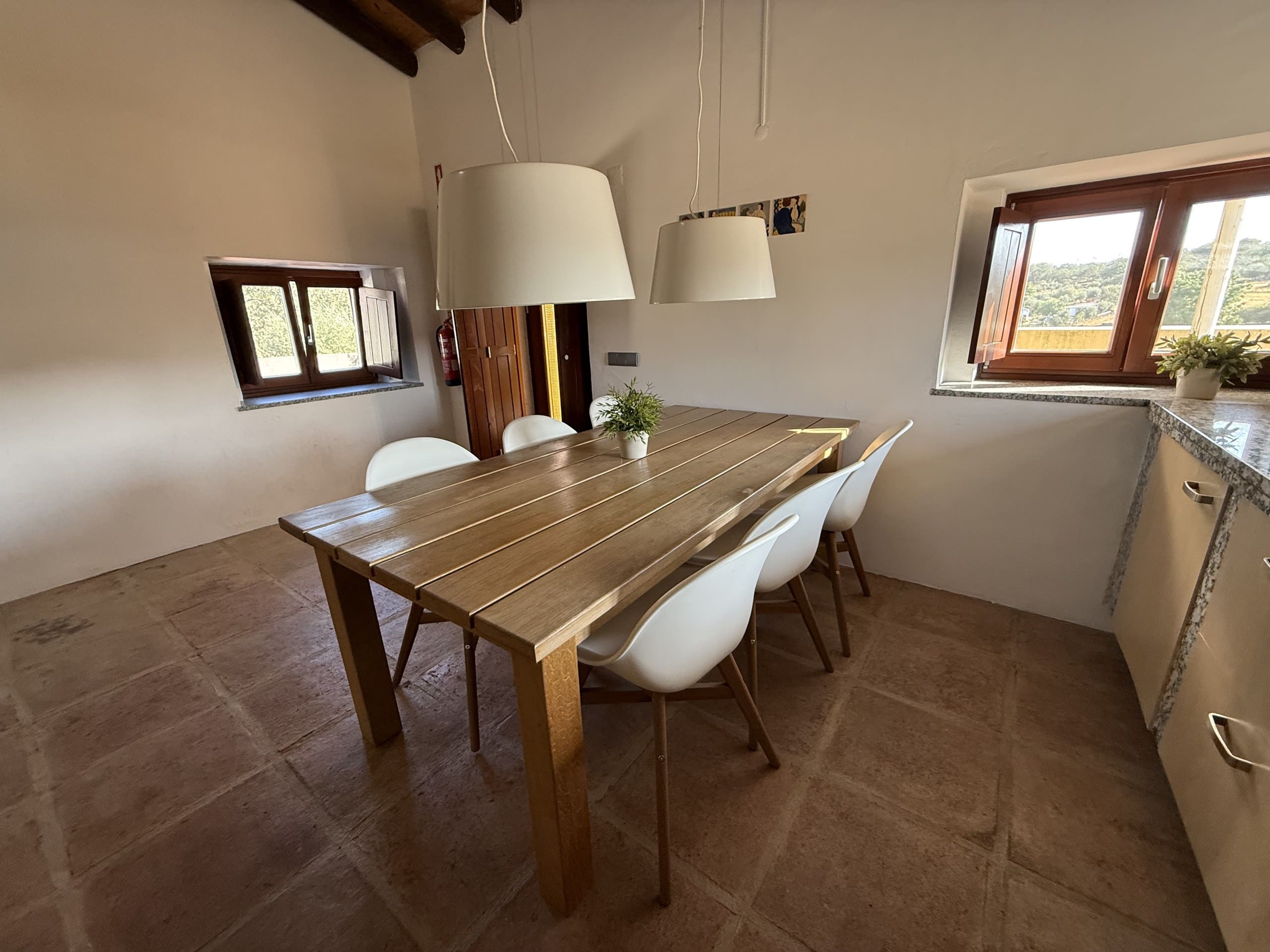 Esstisch mit sechs Stühlen am Fenster in der Casa Grande.