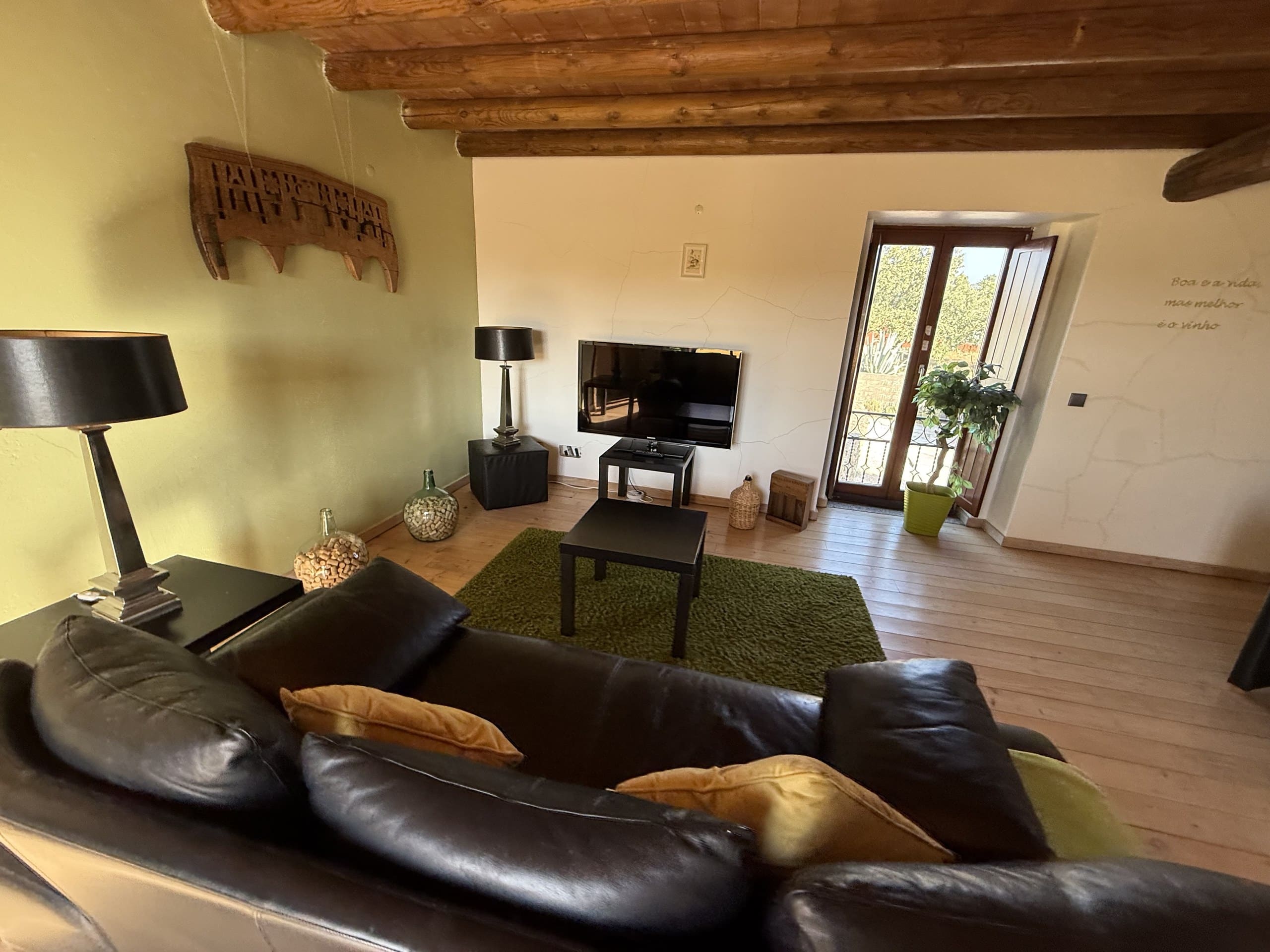 Sitzecke mit Ledersofa und Fernseher im Wohnraum der Casa Grande.