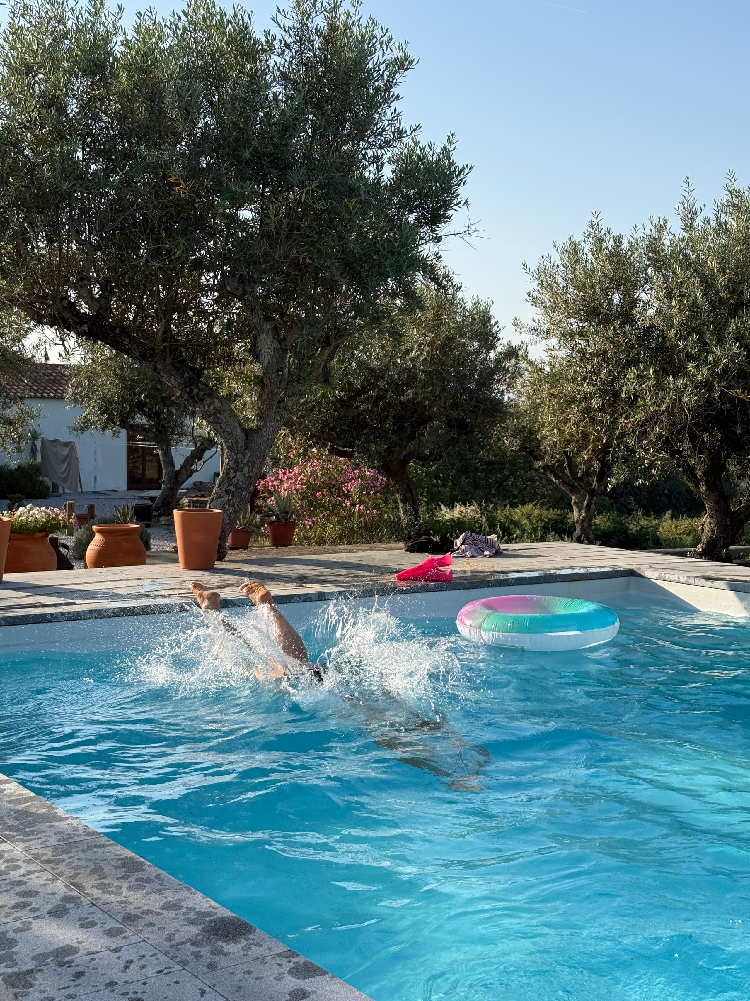 Sprung ins Poolwasser.